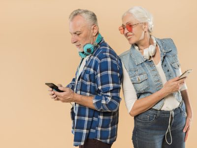 cool-casal-senior-com-smartphone